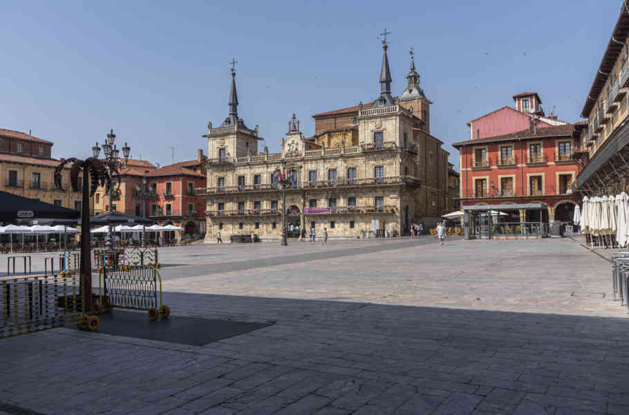 León 001 - plaza Mayor - antiguo Consistorio de León.jpg